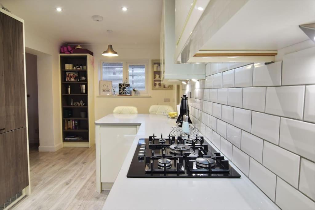 Mikes At Menai - Stylish & Spacious 3 Bed House In Menai Bridge. Екстериор снимка